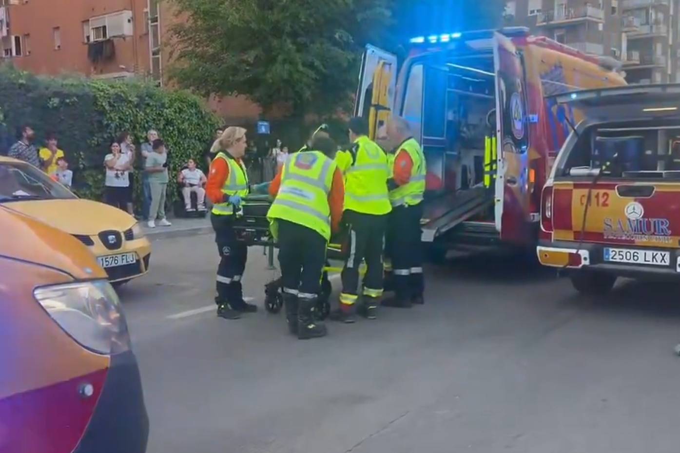 Los servicios de emergencias trasladan al menor herido.
