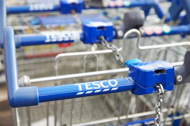 De compras de supermercado Tesco carrinhos de fora