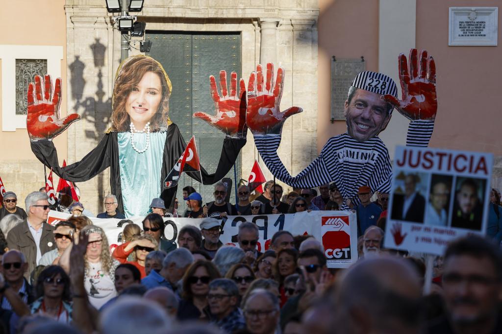 Carteles en la concentraci�n de las v�ctimas de la dana este domingo en Valencia.