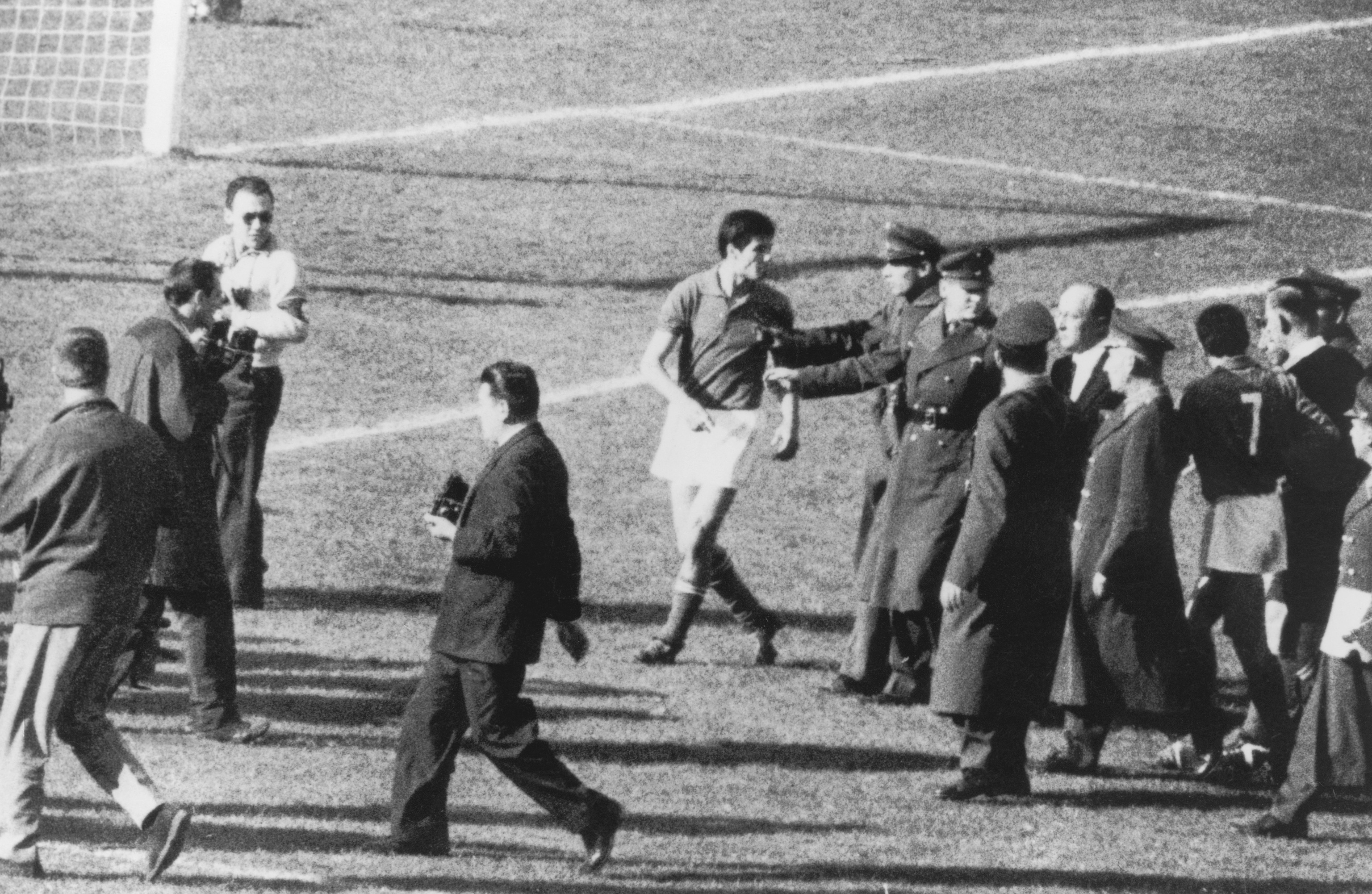 Los agentes se llevan al italiano Salvatore del campo.