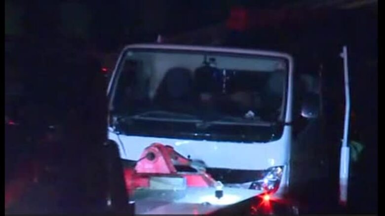 道路工事のため停車中のトラックに５トントラックが追突  作業中の女性が巻き込まれ死亡 ４２歳の男逮捕｜FNNプライムオンライン