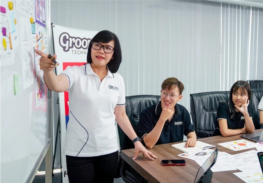 Mai Nguyen, general director at Groove Technology, in a meeting with staffs. Photo courtesy of Groove Technology