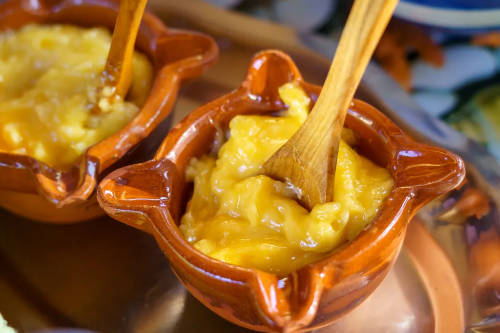 El ali oli es parte de la cultura popular valencia y de otras partes de España. - iStock