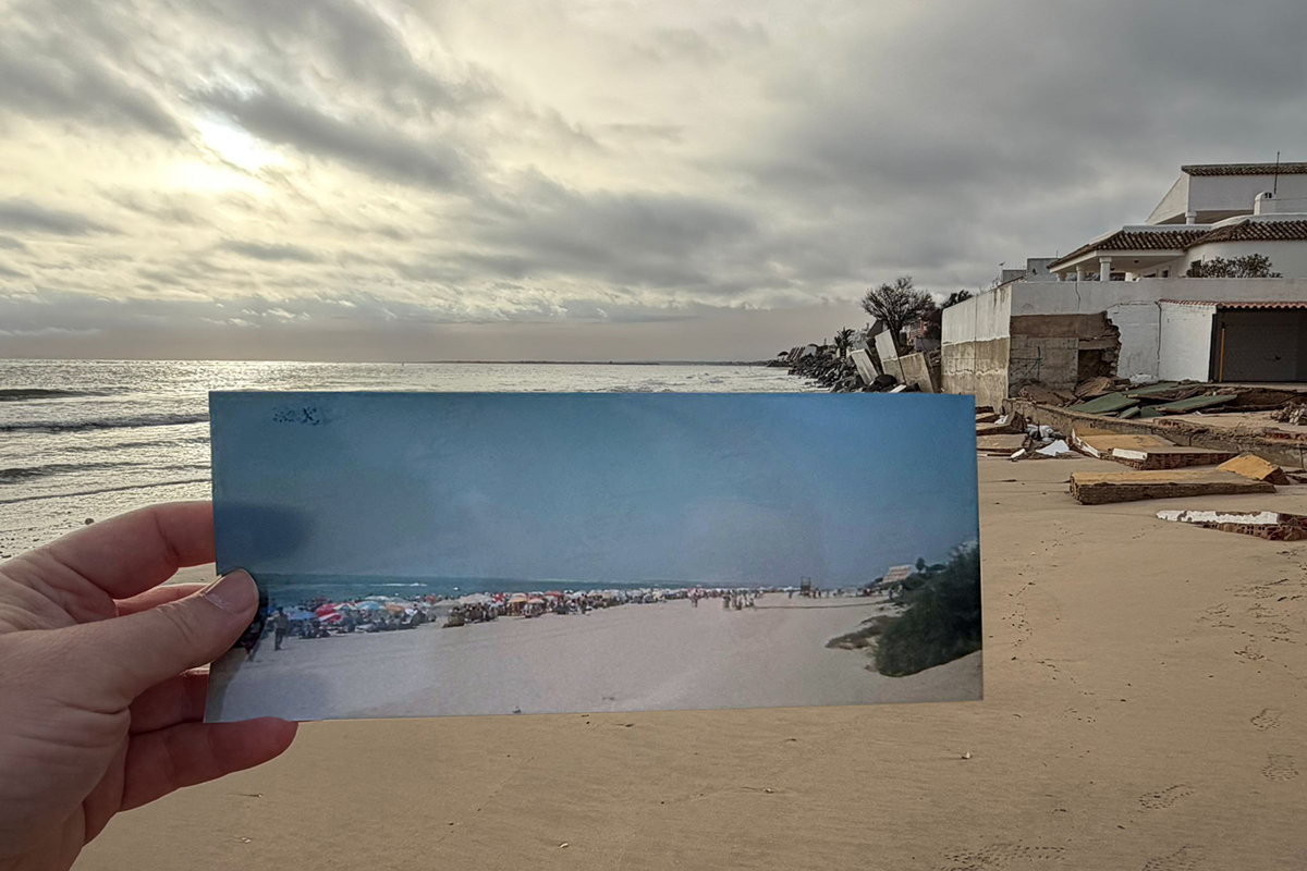 Una foto muestra el estado de la Playa de El Portil hace dos d�cadas.