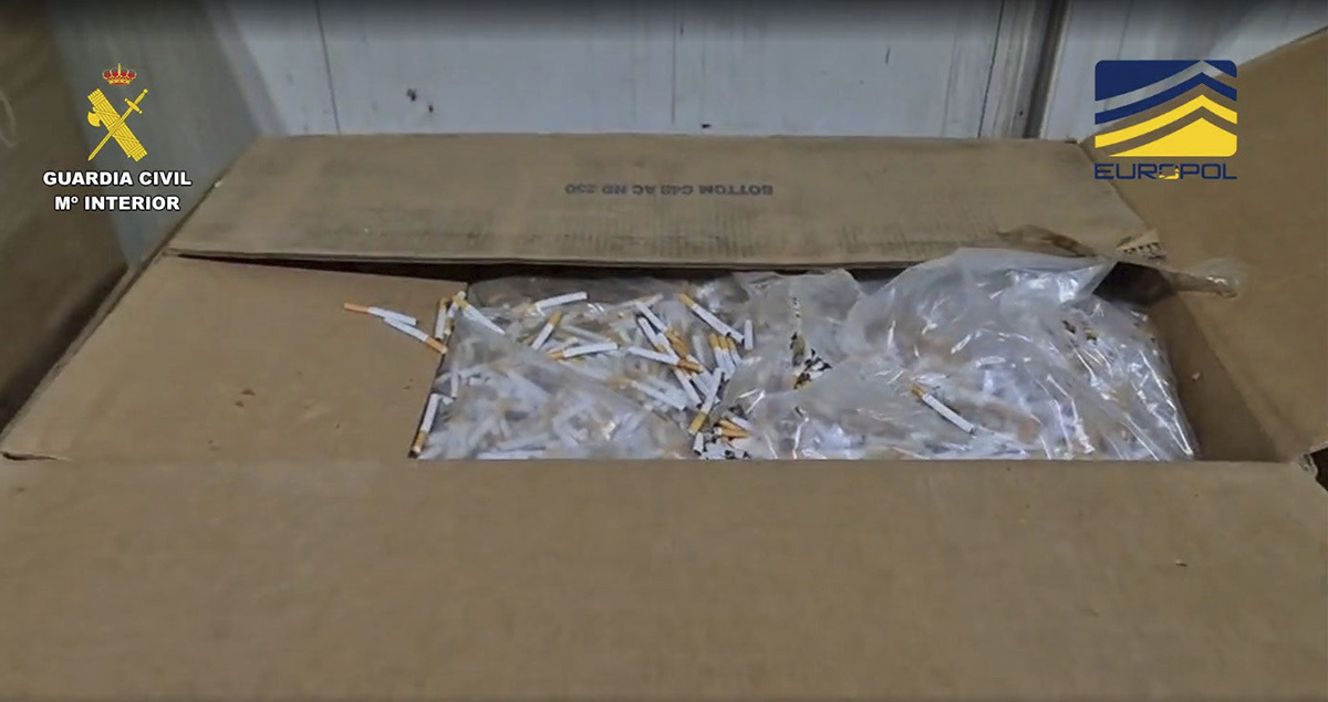 Cigarrillos falsificados producidos en masa en una trama desmantelada por la Guardia Civil en Catalu�a.