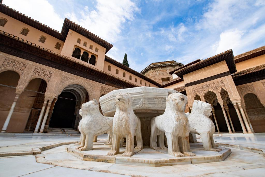 Vista del Patio de los Leones de la Alhambra .