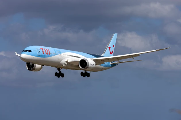 TUI Dreamliner on finals