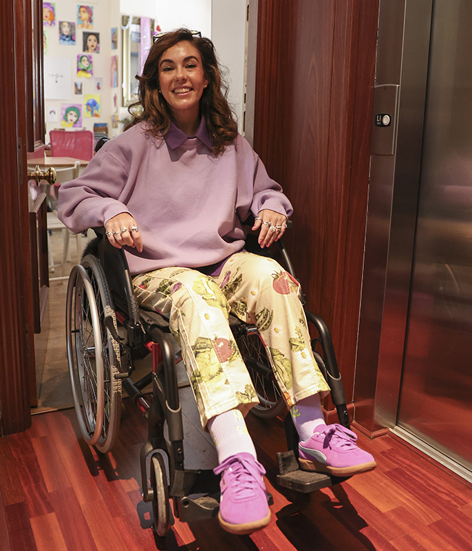 La doctora, el pasado mi�rcoles 8 de abril, en la puerta de su piso de alquiler en Huelva.