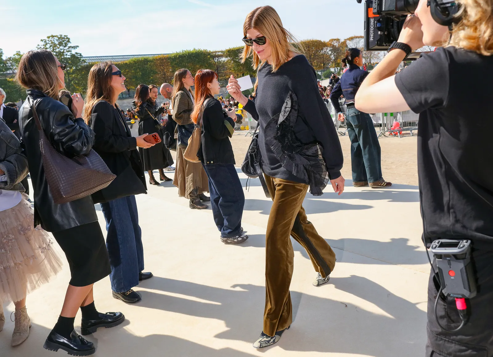 Vogues Virginia Smith spotted in the Jardin de Tuileries courtyard. Paris spring 2026 readytowear