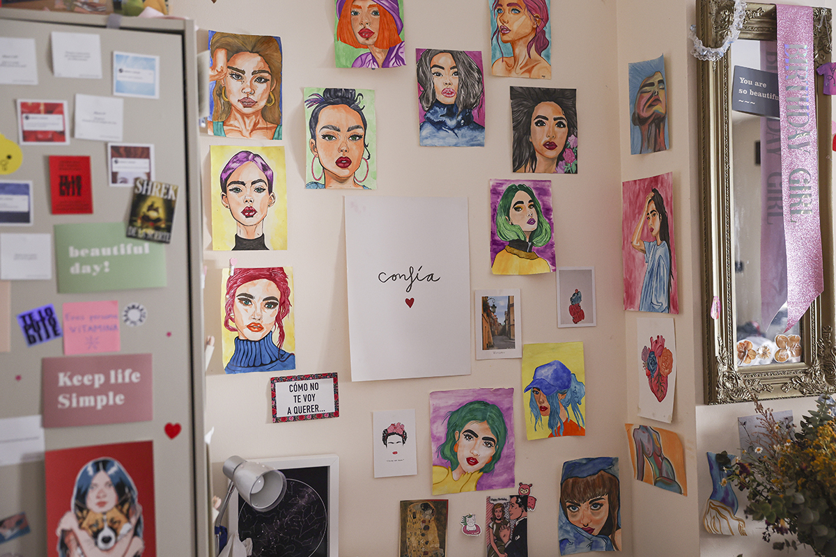 Dibujos de rostros de mujer pintados por la propia Amalia Montealegre.