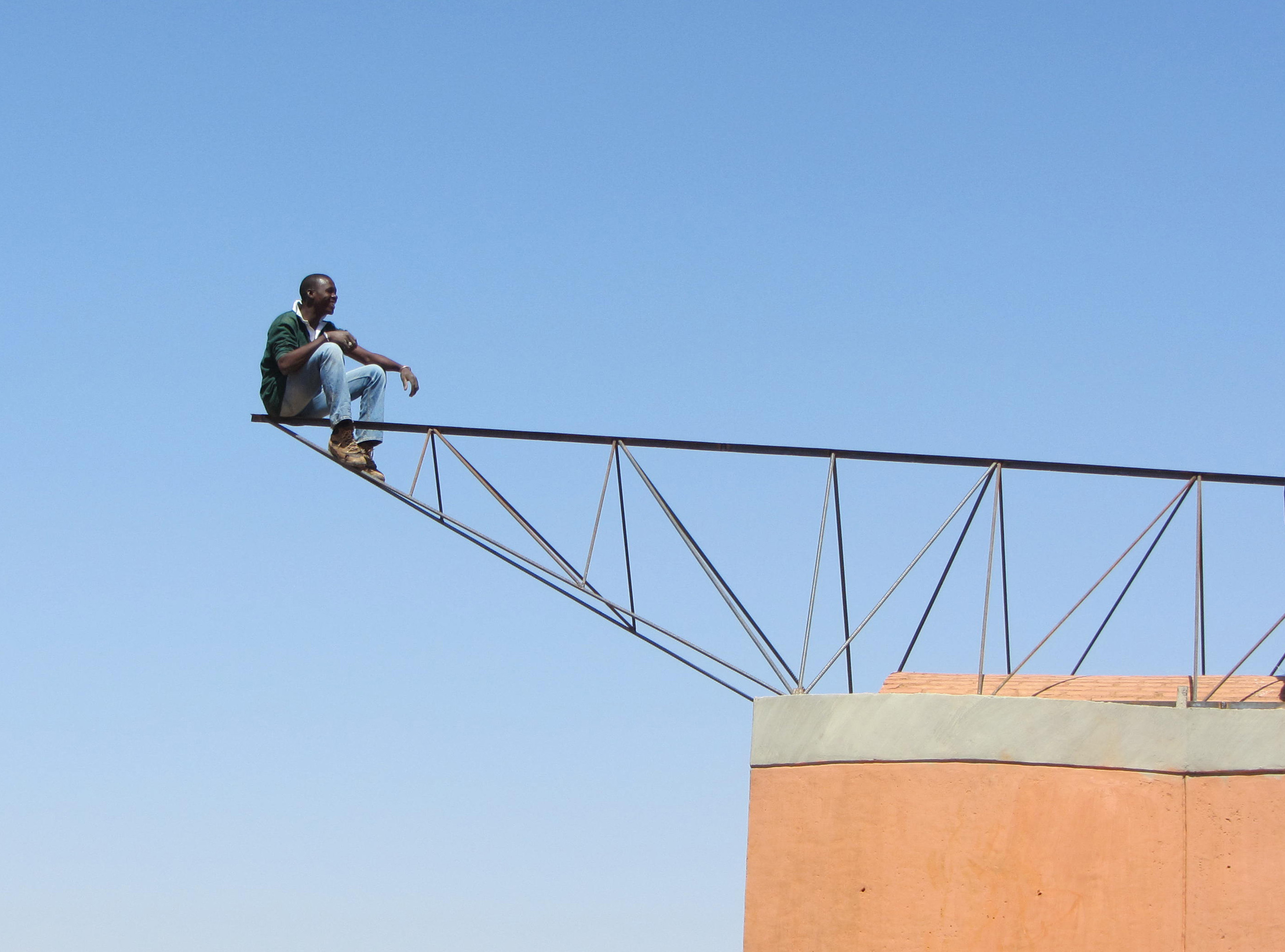 En plena construcci�n del instituto de Dano, Francis Ker� fotografi� a uno de sus trabajadores/vecinos durante un descanso.