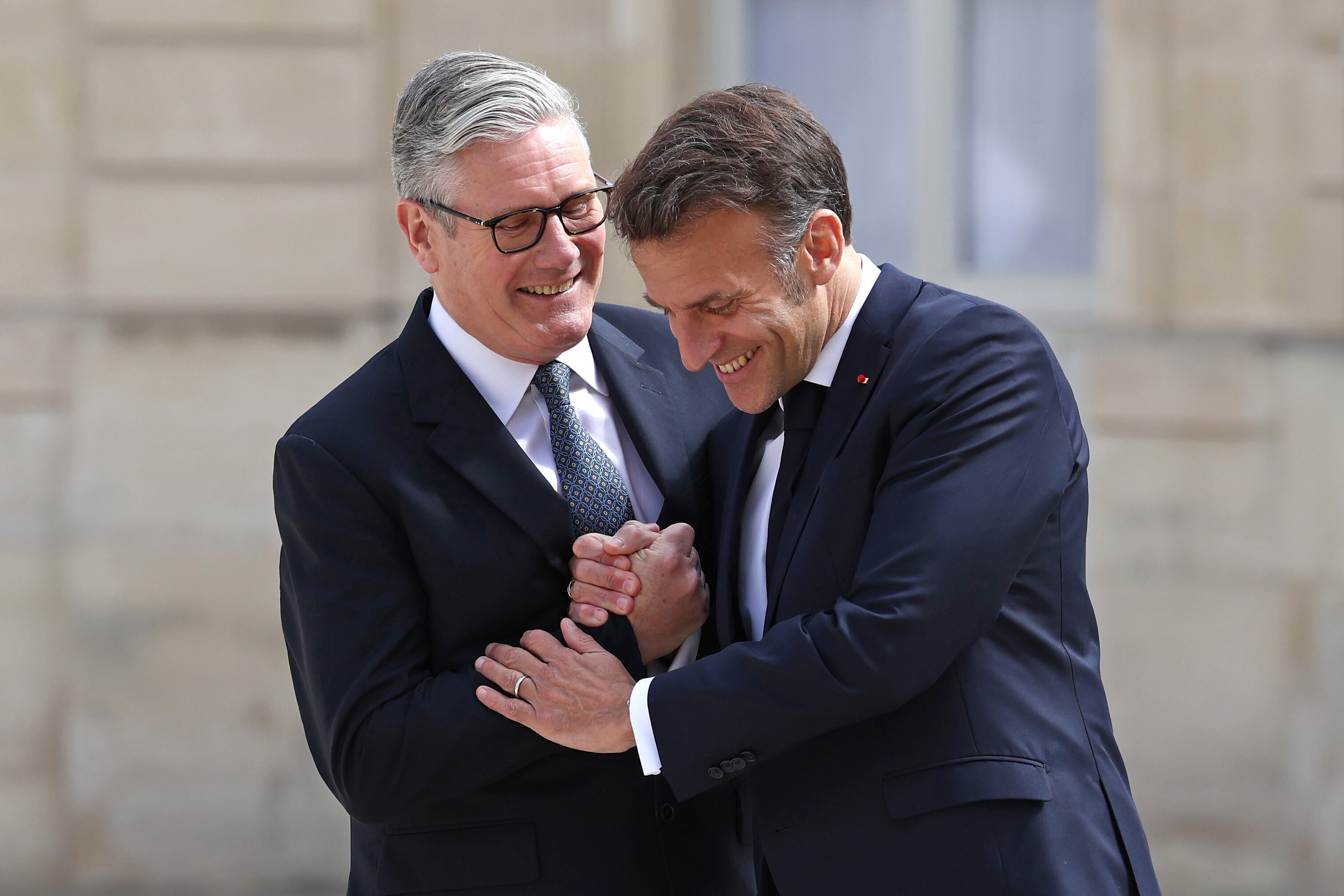 El presidente franc�s, Emmanuel Macron, junto al 'premier' Keir Starmer, en Par�s.