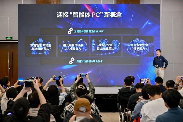 PC 正在「物种进化」:英特尔如何用混合 AI 制造你的数字分身?