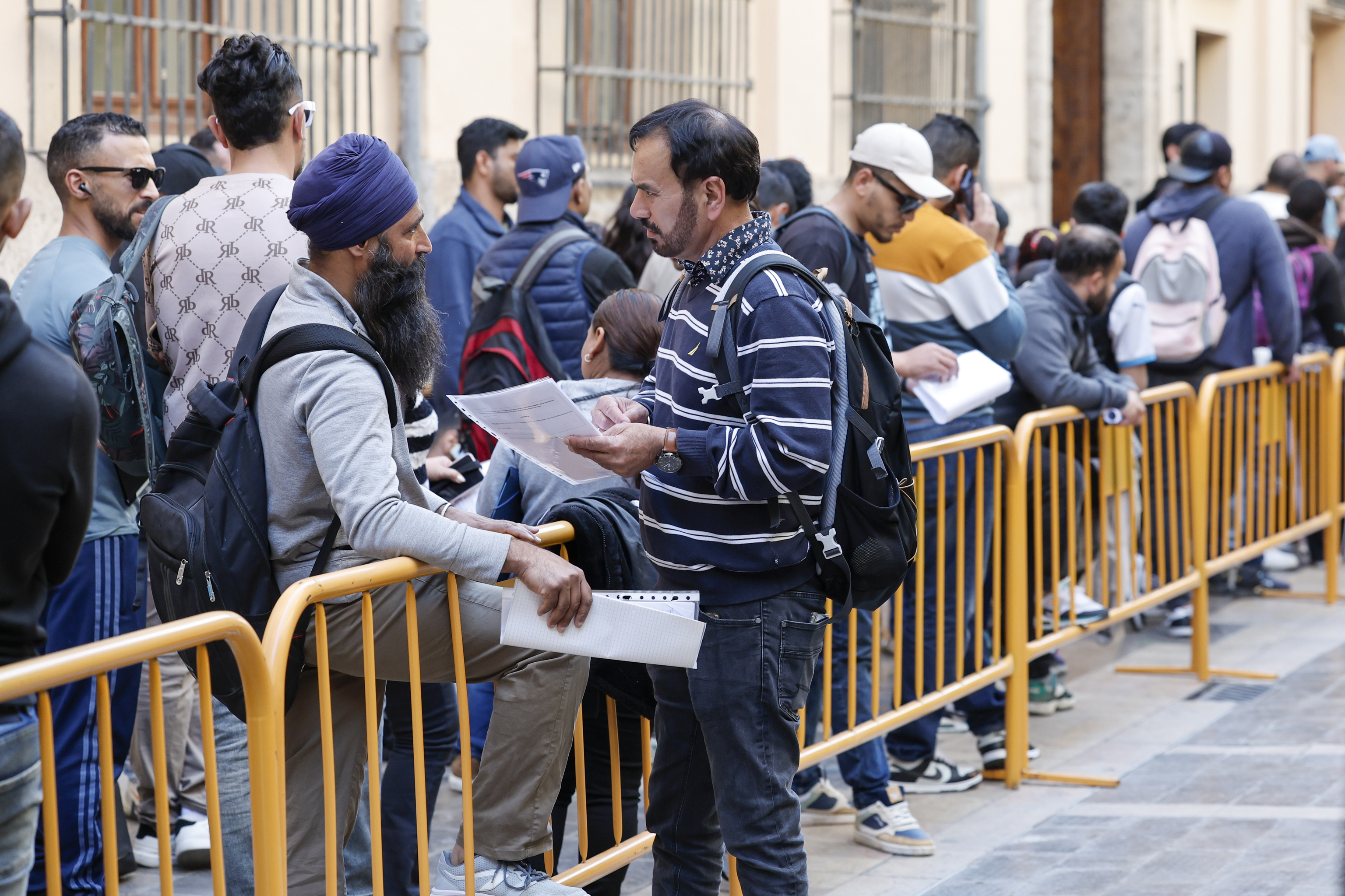 Colas de inmigrantes para tramitar su regularizaci�n en Valencia.