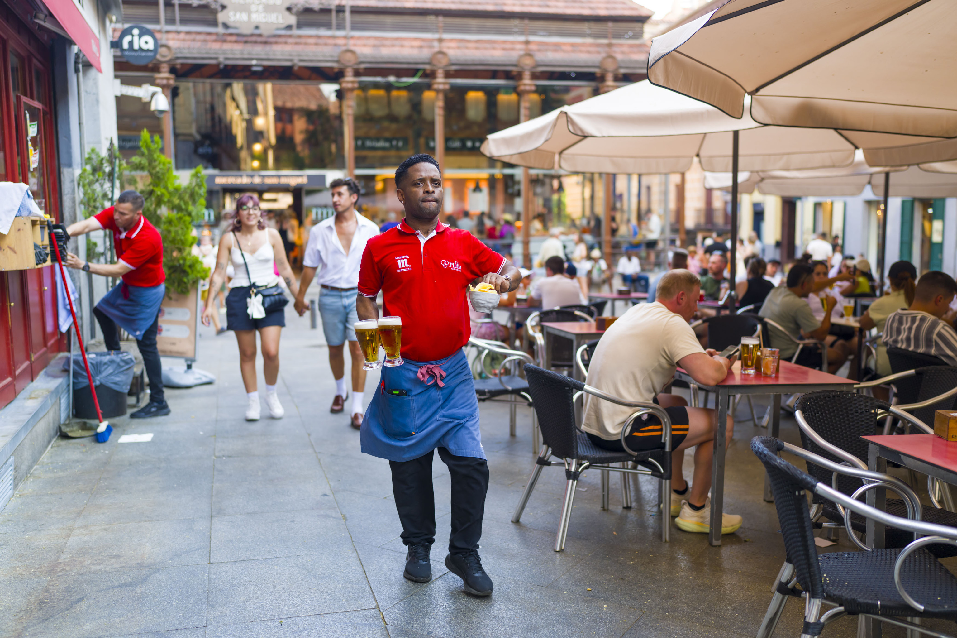Un camarero sirve unas cervezas en una terraza del Centro.