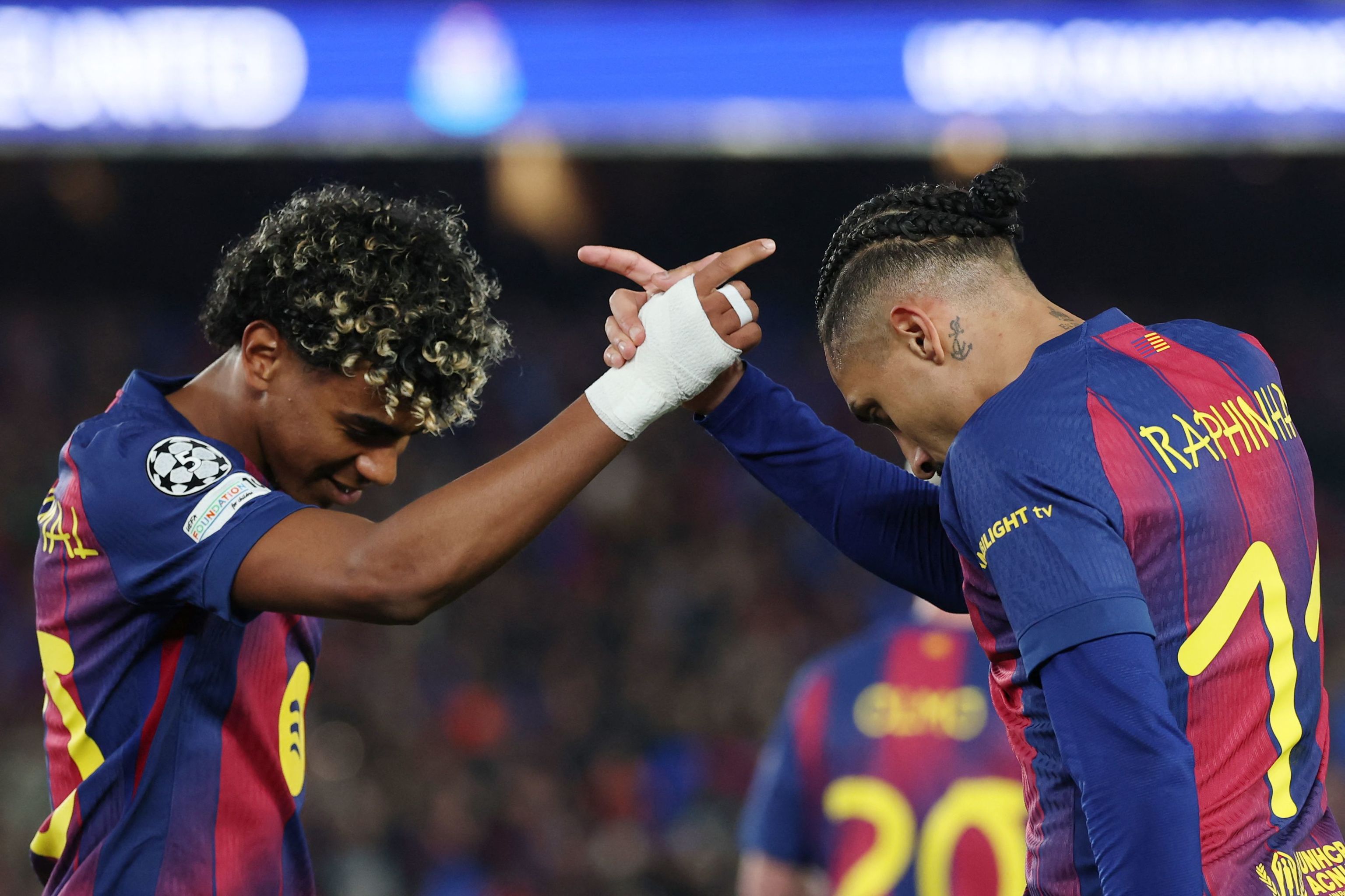 Neymar y Raphinha celebran sus goles.