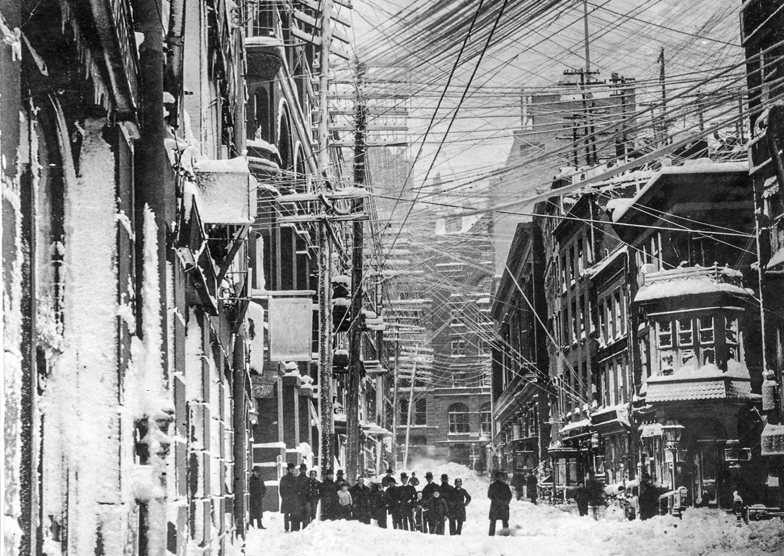 Изображение: улицы Нью-Йорка в 1888 году. После метели многие воздушные линии электропередач оборвались и стали представлять опасность для жителей города. Изображение: улицы Нью-Йорка в 1888 году. После метели многие воздушные линии электропередач оборвались и стали представлять опасность для жителей города.