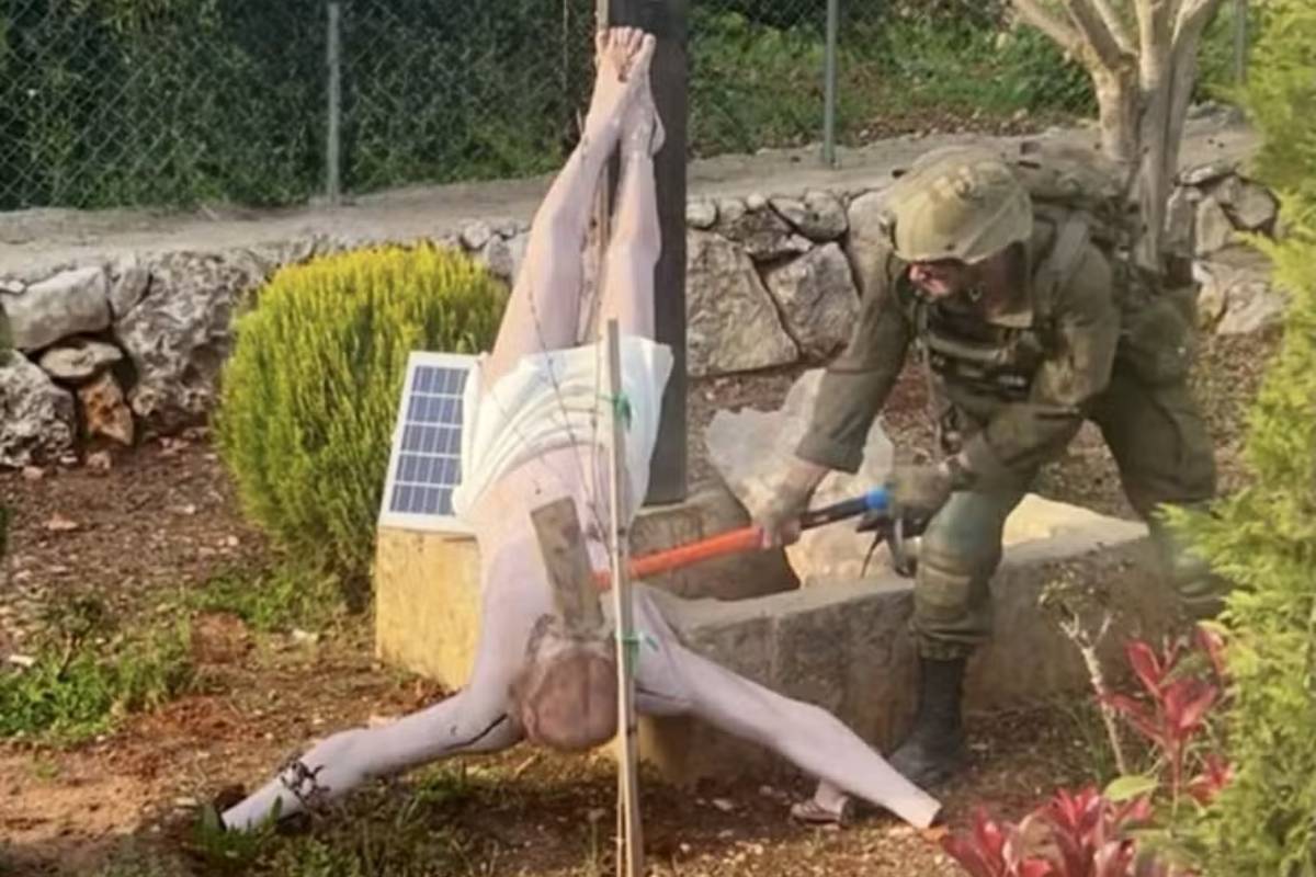 El soldado de Israel golepeando con un mazo un Cristo ca�do.