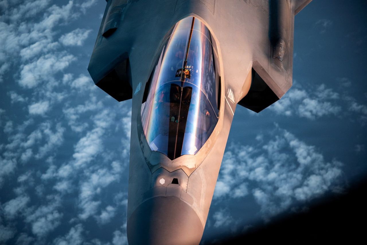 一架美國空軍 KC-135 同溫層加油機，於 2026 年 4 月 5 日在美國中央司令部責任區域執行的「史詩狂怒行動」中，飛越一架美國空軍 F-35A 閃電 II 戰鬥機上空。｜Photo Credit: Reuters / 達志影像