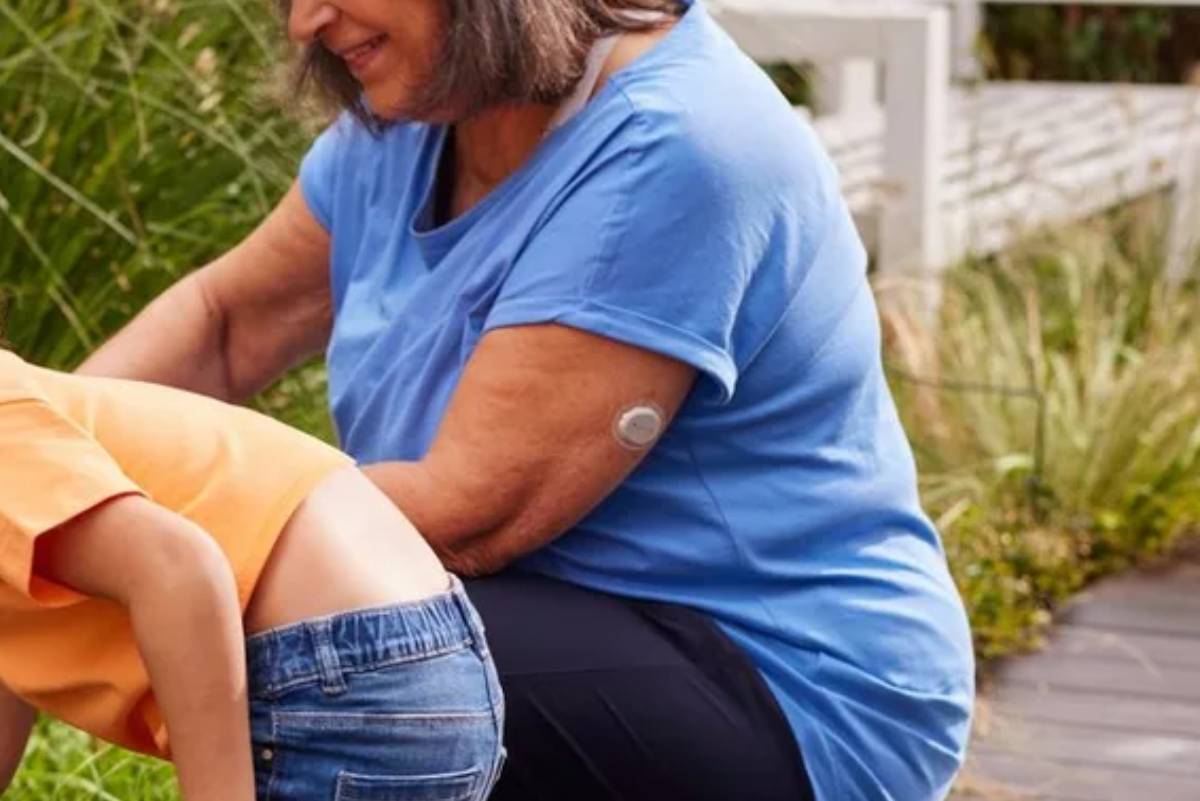 Una mujer con un dispositivo de monitorizaci�n continua de glucosa.