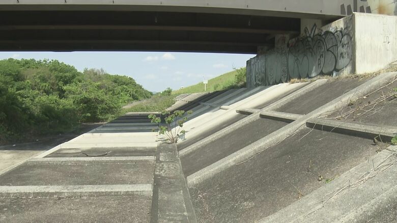 【独自】「橋にスプレーで落書き」と通報…逃げようと警察官を突き飛ばした疑いで28歳自衛官を逮捕 器物損壊容疑でも捜査｜FNNプライムオンライン