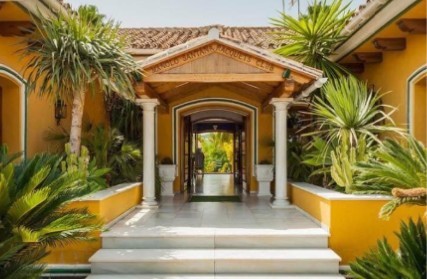 La entrada del club de tenis de Santana en Marbella.