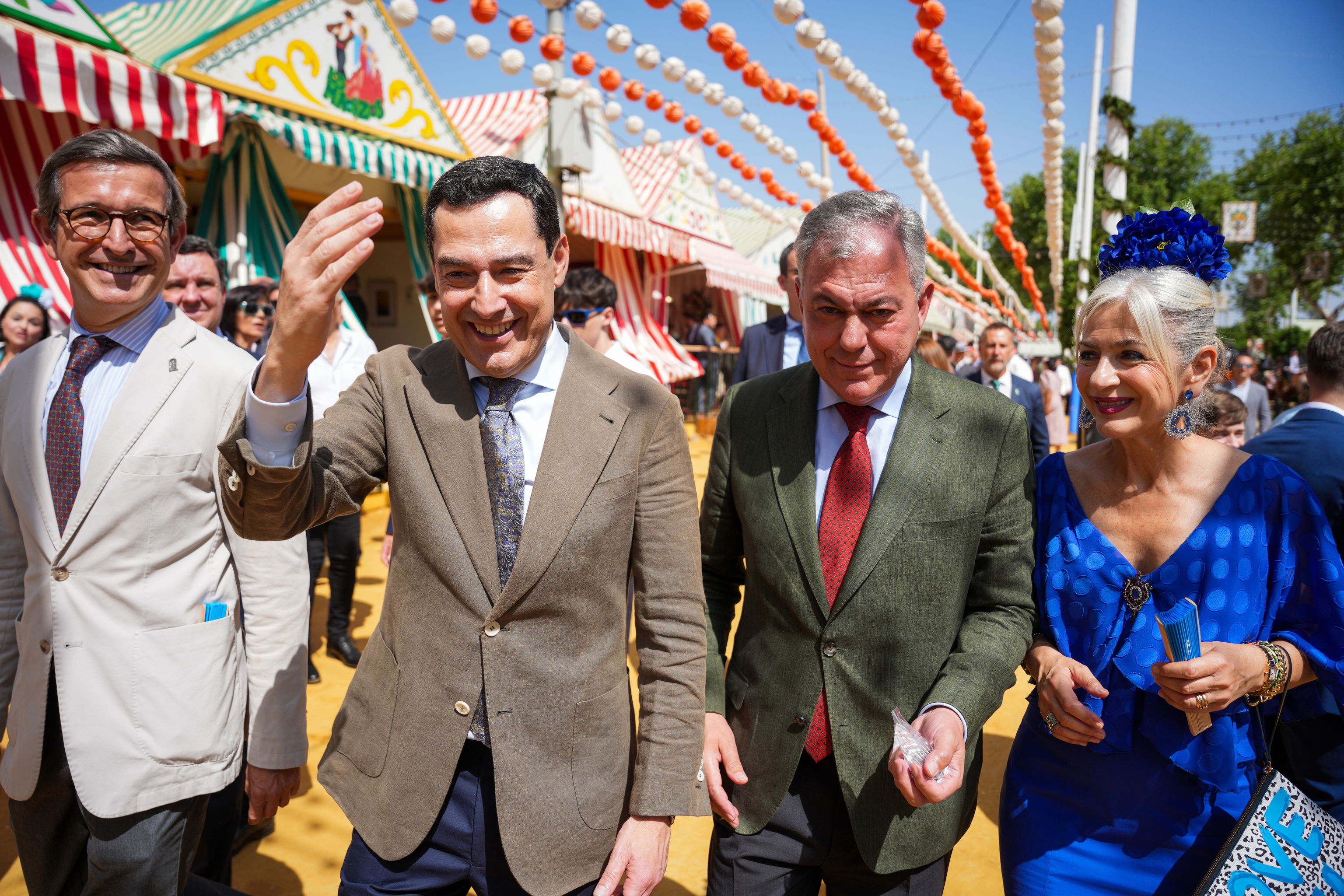 Juanma Moreno y Jos� Luis Sanz, junto a los consejeros Patricia del Pozo y Jorge Paradela, este mi�rcoles, en la Feria de Sevilla.
