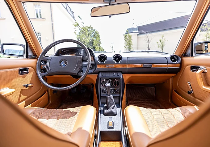 Salpicadero del serie 123 T, idéntico al de la berlina, con una calidad excepcional