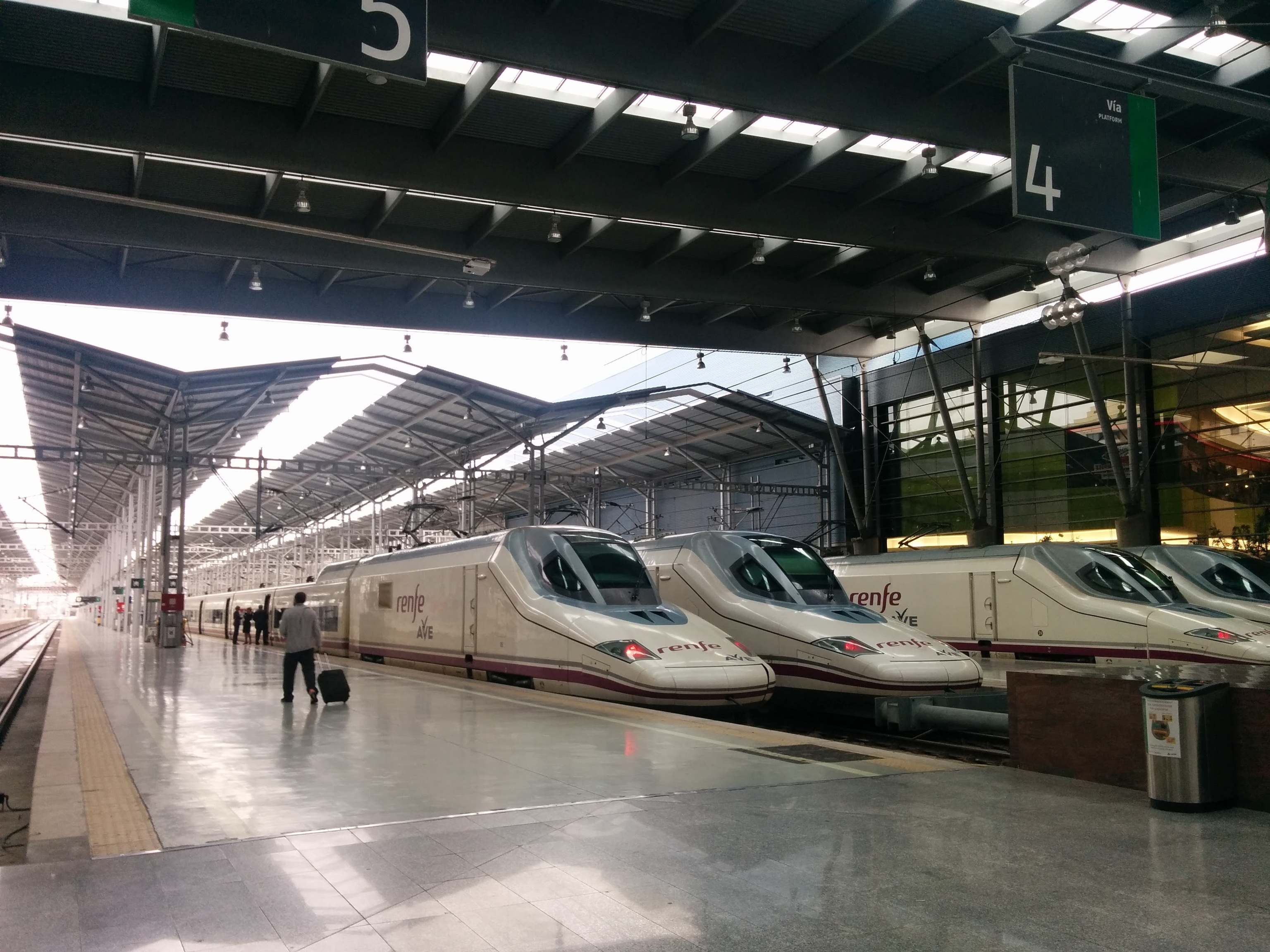 Estaci�n de tren M�laga-Mar�a Zambrano con varios trenes AVE