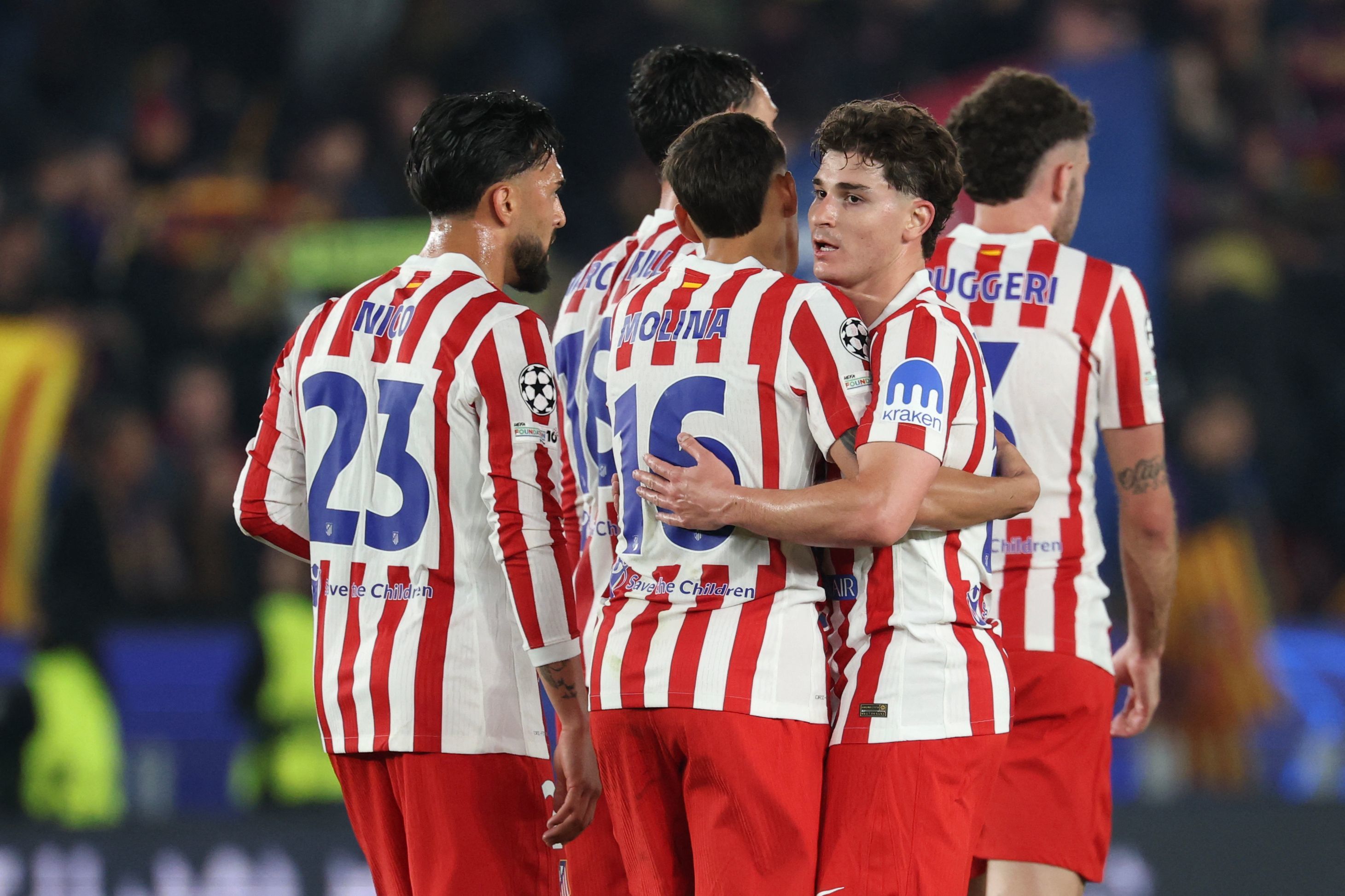 El Atl�tico celebra su victoria en el Camp Nou.