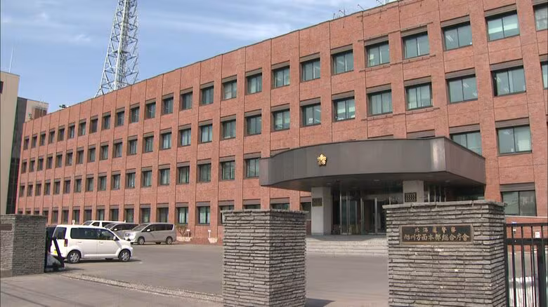また…4月の旭岳で“バックカントリー”中に穴に転落―中国人の会社役員25歳男性が遭難―身動き取れず北海道警山岳遭難救助隊出動し5時間後に発見『スノーボード』で滑るために1人で入山〈北海道〉｜FNNプライムオンライン