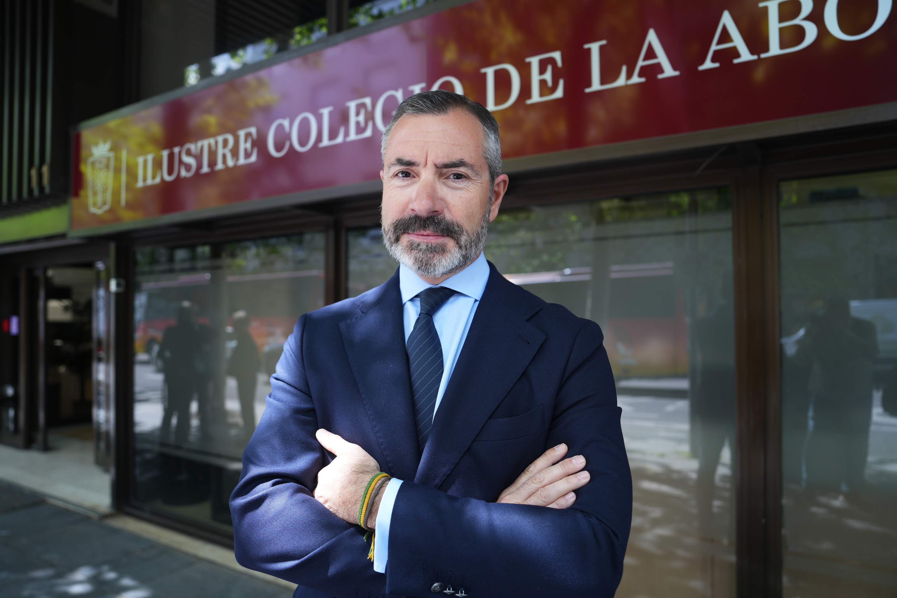 El letrado �scar Hernanz, junto al Ilustre Colegio de la Abogac�a de Madrid.