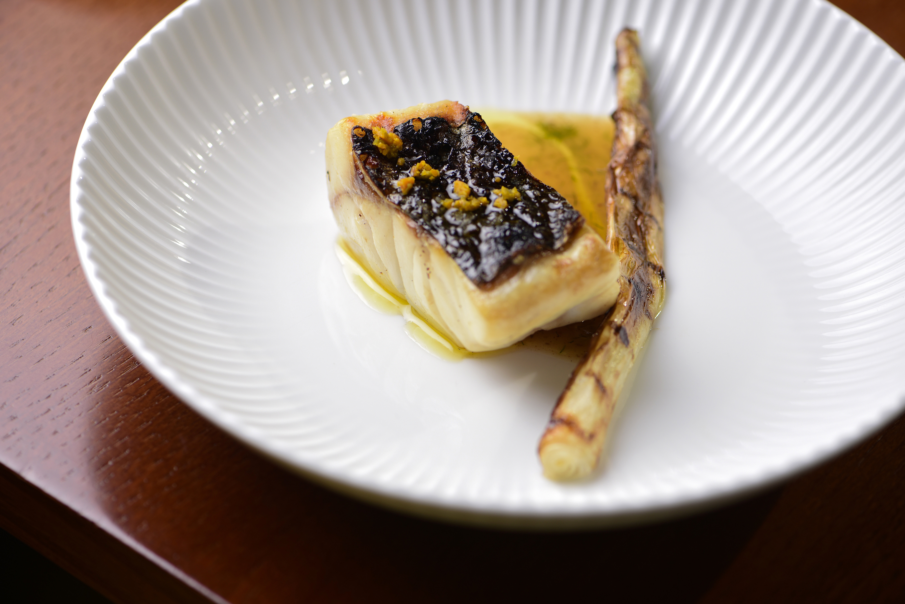 Lubina 'la�ada' (t�cnica artesanal similar a la maduraci�n empleada en Galicia) a la brasa.