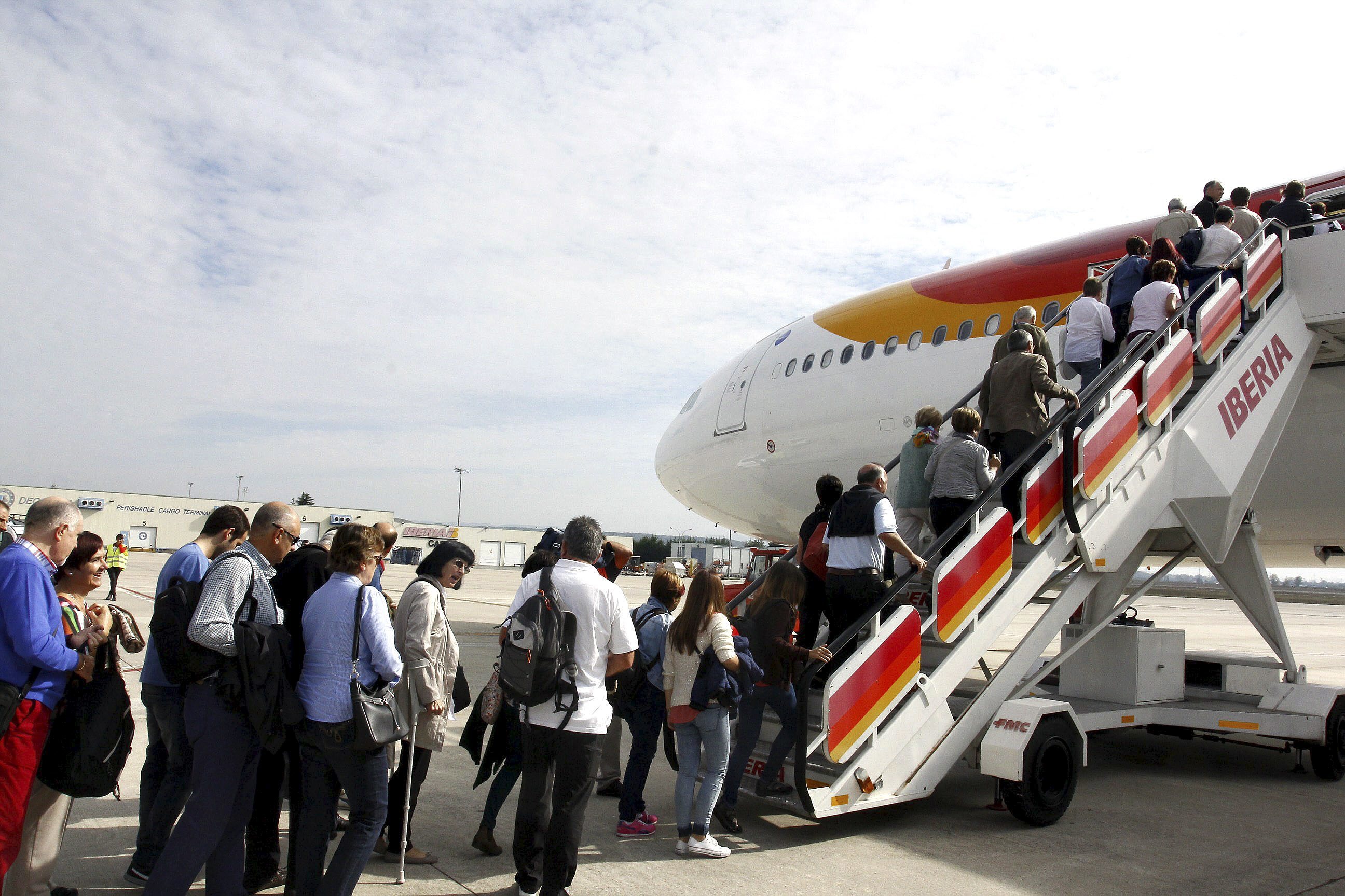 Pasajeros ascienden por la escalerilla al avi�n de Iberia que realiz� el viaje entre Foronda y el JFK de Nueva York en octubre de 2014.