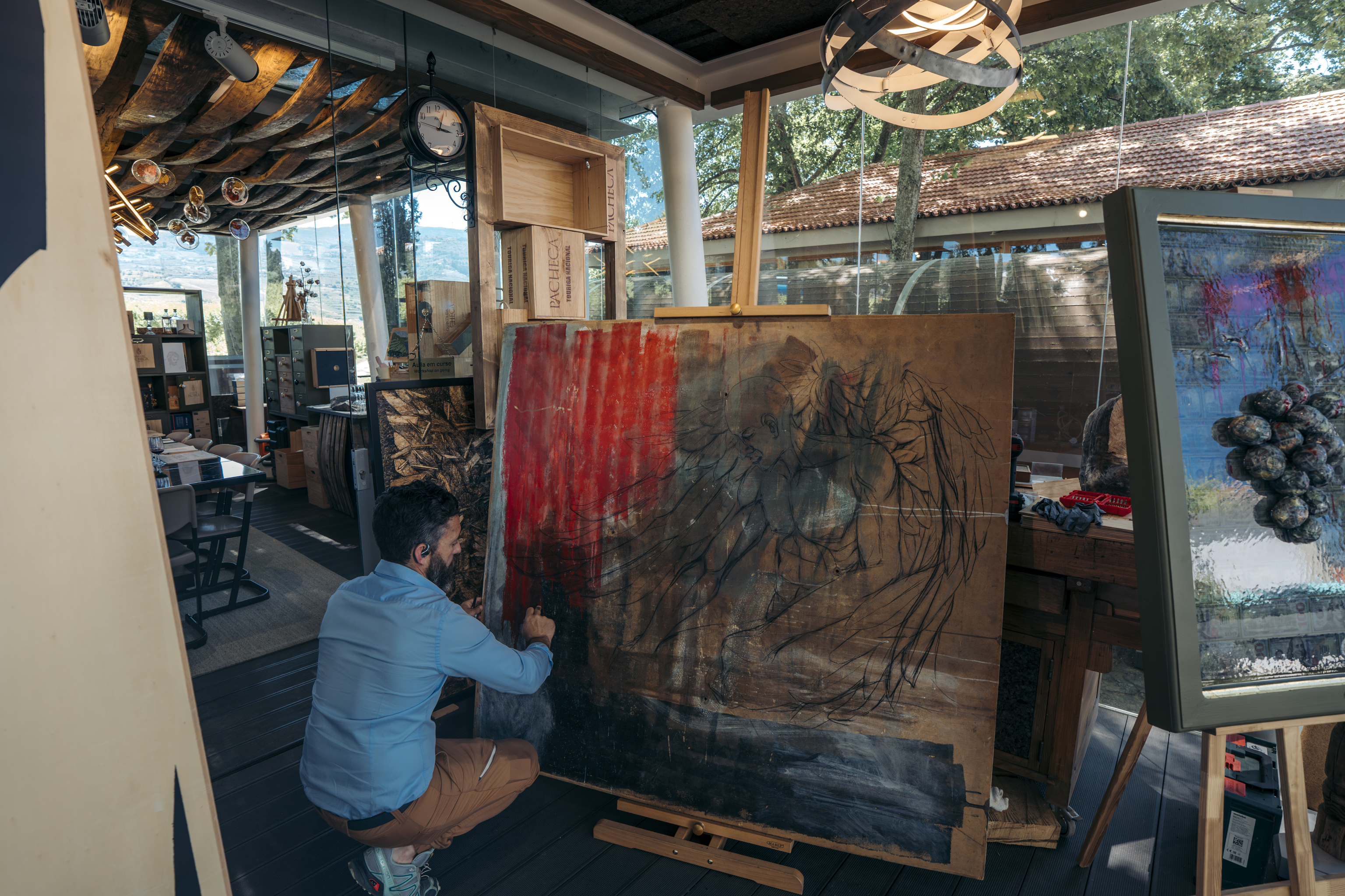 El pintor �scar Rodrigues, en su taller en Quinta da Pacheca.