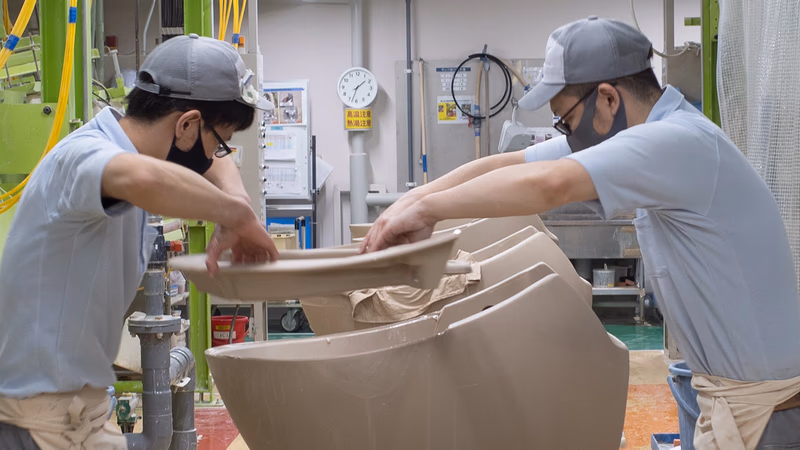 トイレで知られるTOTO。その真髄は、長年にわたる陶器（セラミックス）を加工する技術にある。