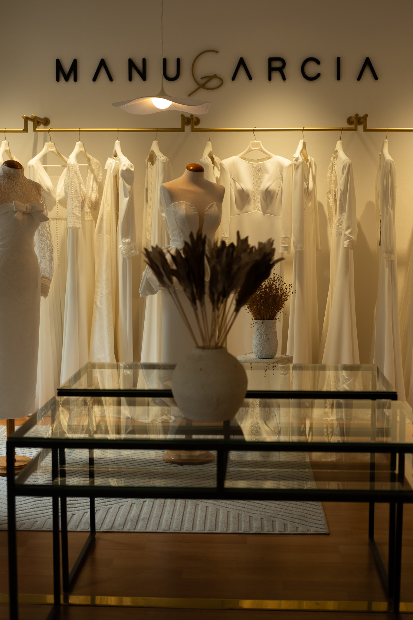 Vestidos de novia confeccionados esperan a las clientas.