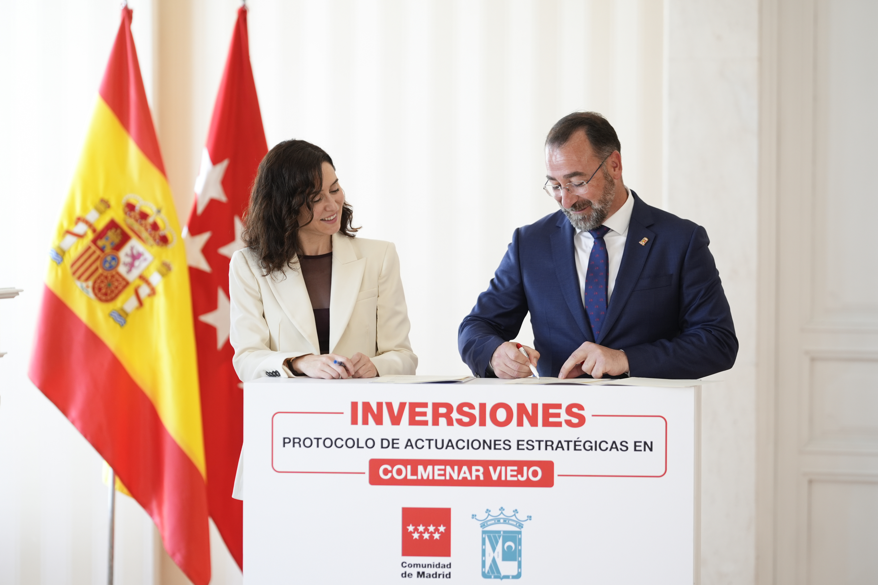 Isabel D�az Ayuso y Carlos Bl�zquez en la firma del acuerdo.