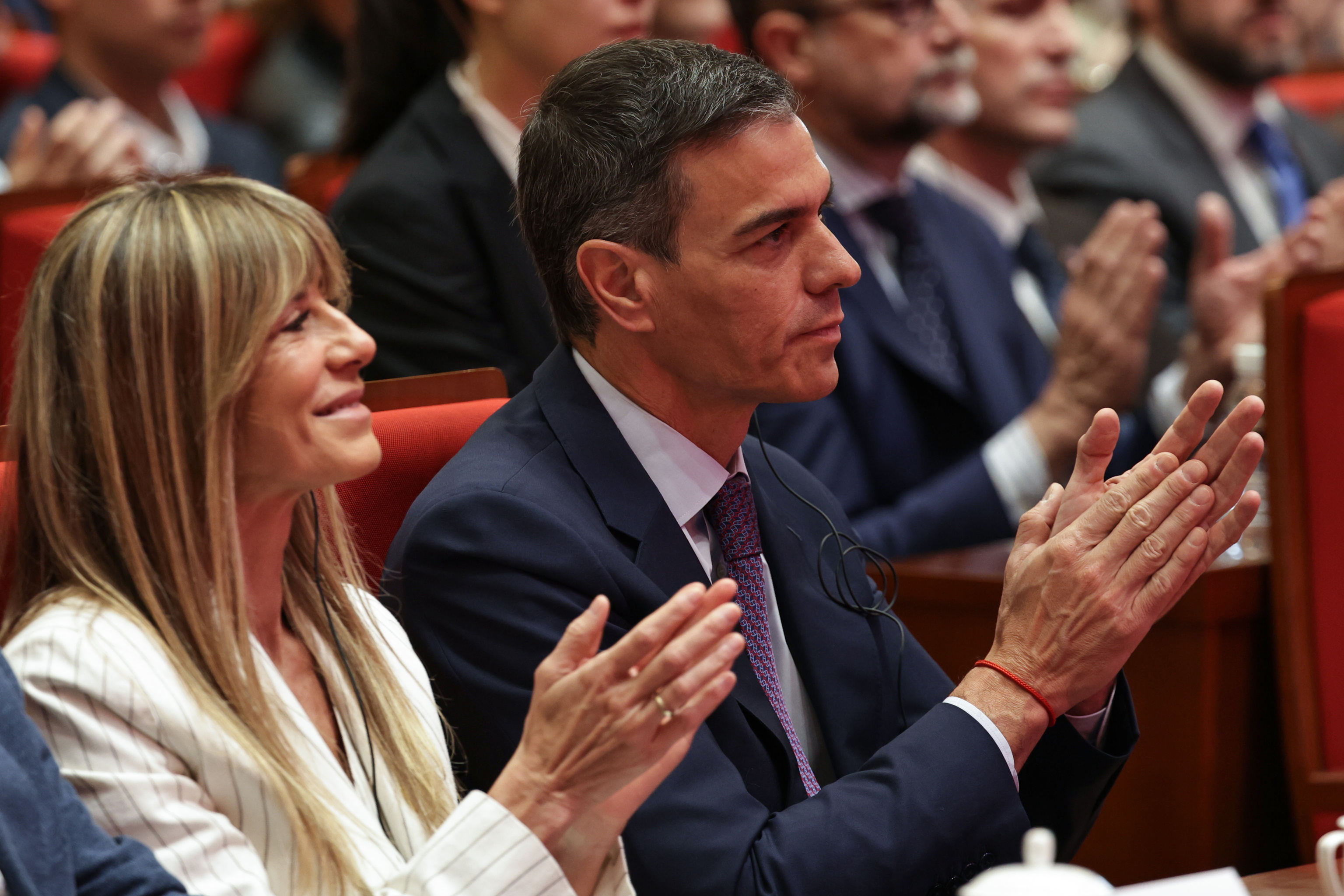 Pedro S�nchez aplaude junto a su esposa, Bego�a G�mez, en Pek�n.
