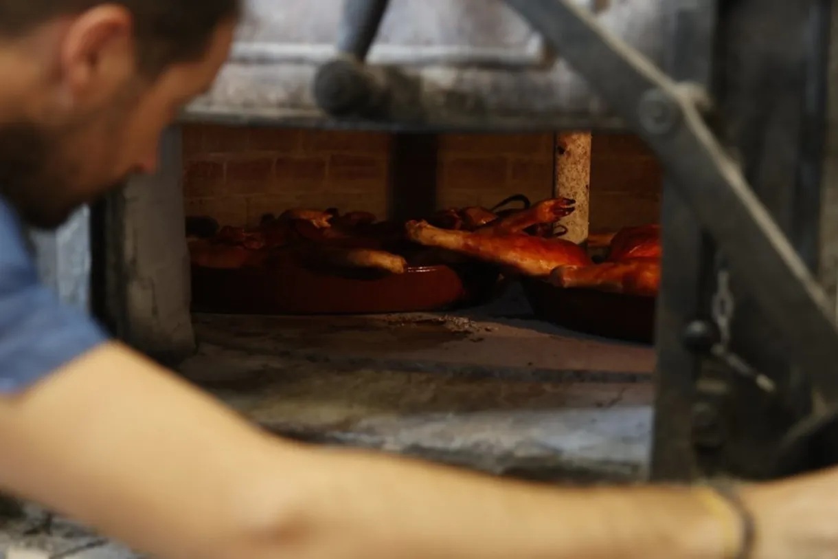 El horno de le�a de Las Esparteras lleva tres d�cadas funcionando.