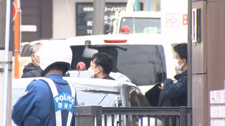 立てこもり男の自宅付近でハンマーとナイフ発見　警察官突入も所在確認できず　少年殴り催涙スプレーまくなど9人ケガ　東京・福生市｜FNNプライムオンライン
