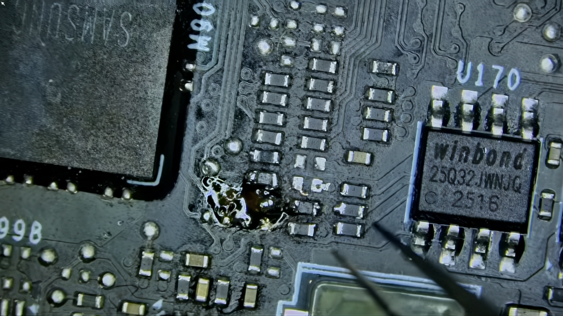 damaged resistors on an MSI RTX 5090 Lightning Z
