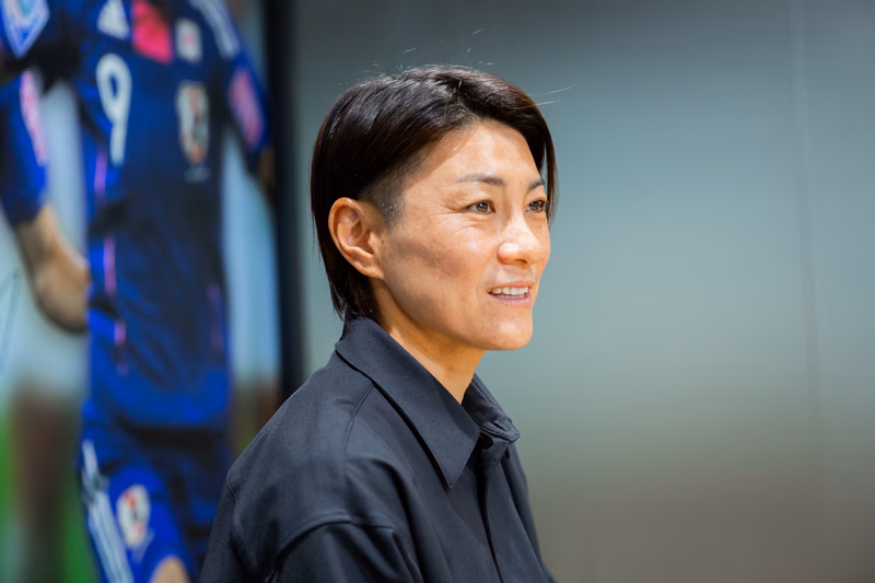 WEリーグ 特任理事 近賀ゆかりさん。2011年FIFA女子ワールドカップドイツ大会優勝、2012年ロンドンオリンピック準優勝時のサッカー日本女子代表メンバー。2021年WEリーグ創設とともにサンフレッチェ広島レジーナへ加入し、2024-25シーズンで現役を引退。2025年6月、WEリーグの特任理事に就任。