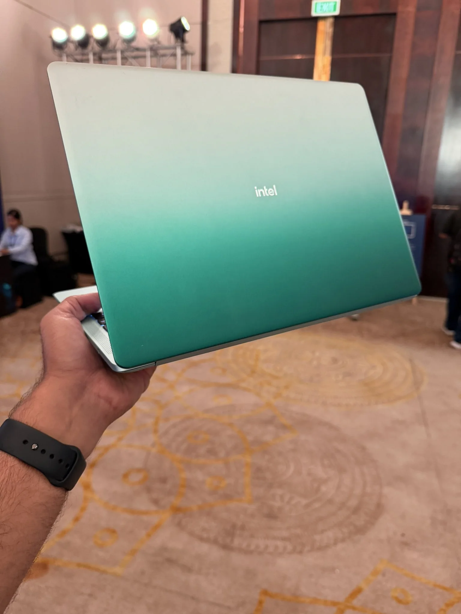 剑指苹果 MacBook Neo:首款英特尔 Wildcat Lake 笔记本电脑曝光