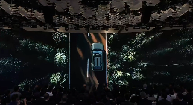 东风汽车全新一代概念车 EQ-REBORN 亮相,致敬 1975 年军车