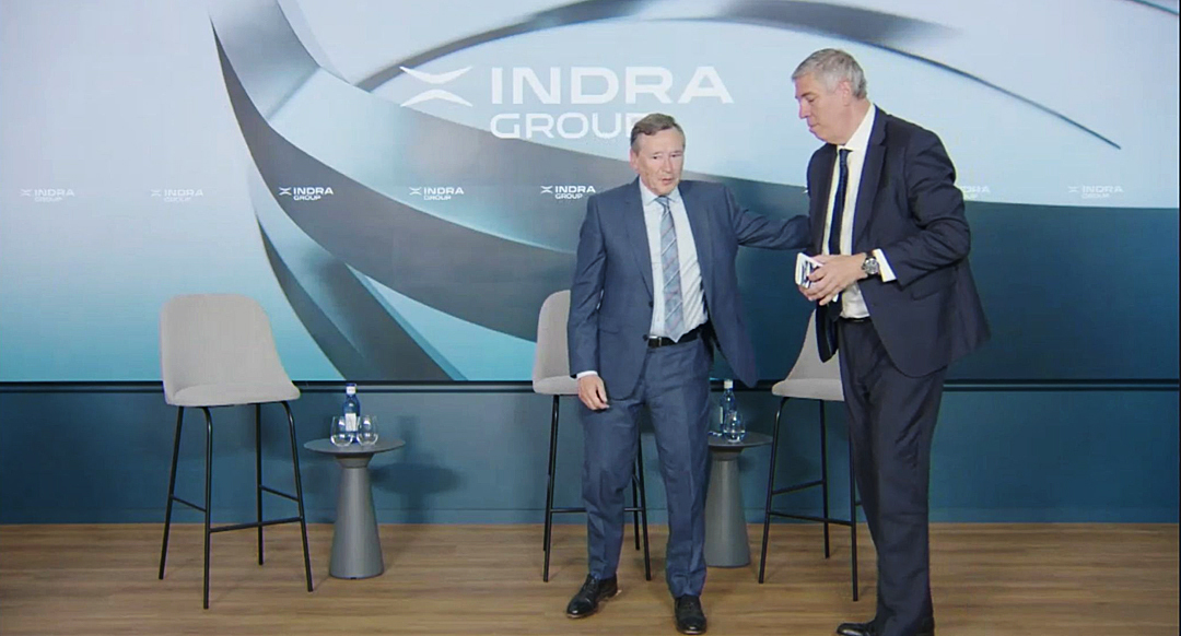 El nuevo presidente de Indra, �ngel Sim�n, y el consejero delegado, Jos� Vicente de los Mozos, este mi�rcoles durante su encuentro con trabajadores.