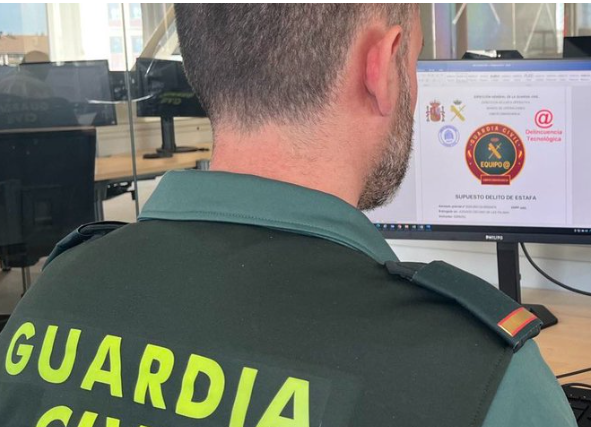 Un agente de la Guardia Civil en una investigaci�n