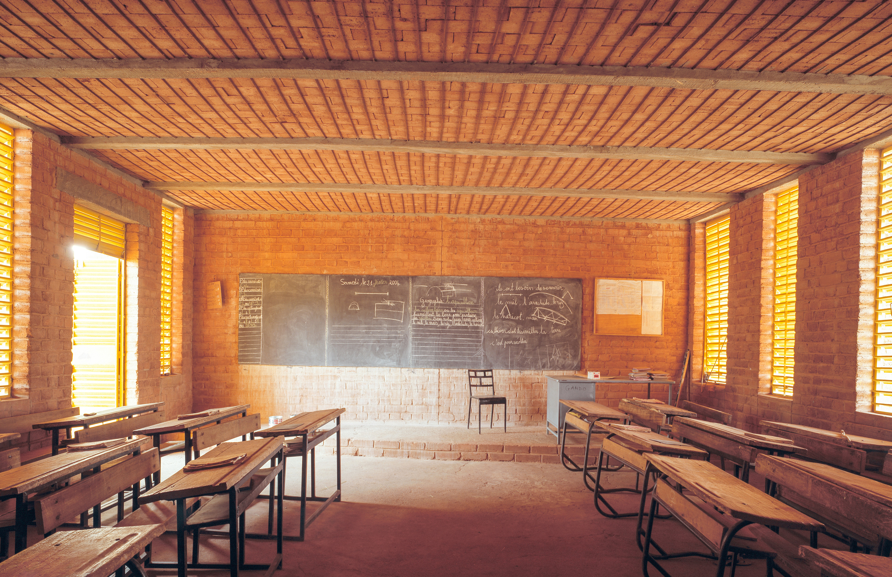 El luminoso interior de un aula en la escuela primaria de Gando.
