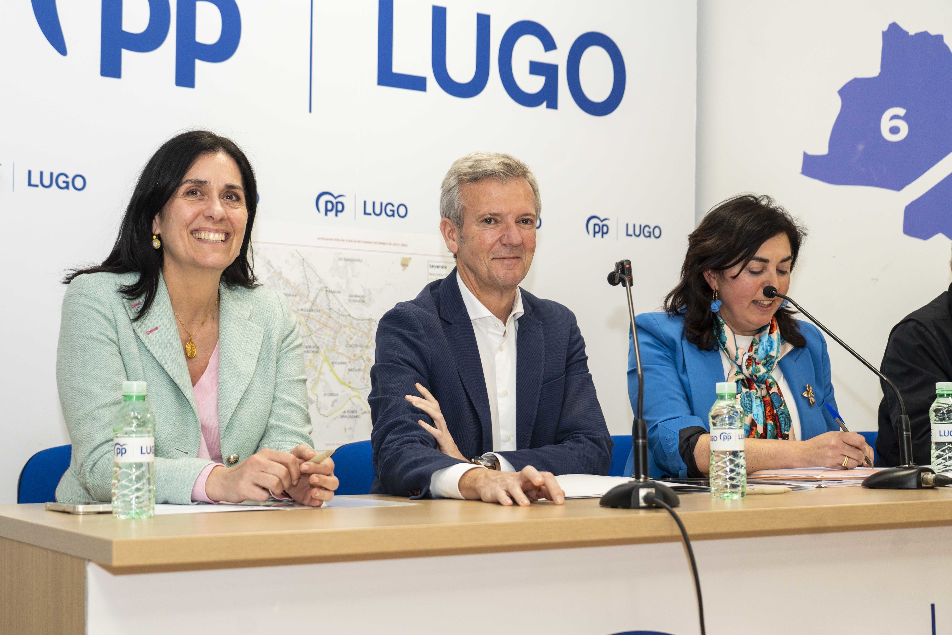 Alfonso Rueda, junto a Elena Candia y Paula Prado.