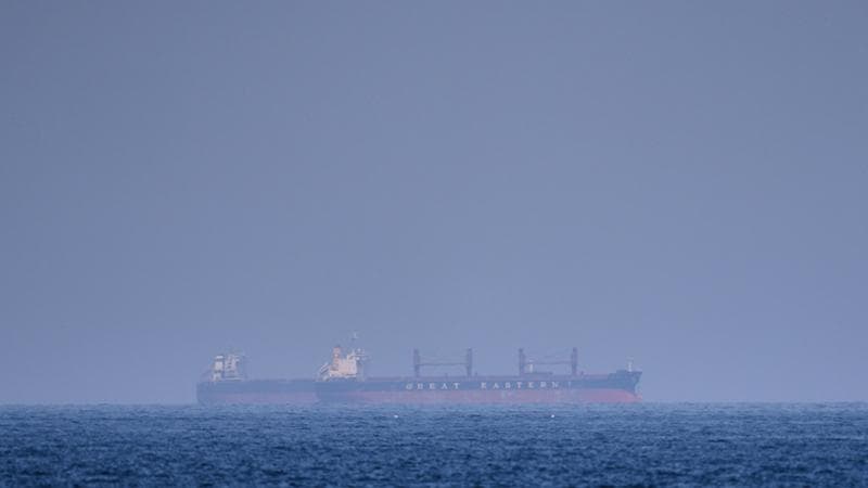 L’Iran richiude Hormuz, spari contro i mercantili: “Non ci fidiamo degli Usa”